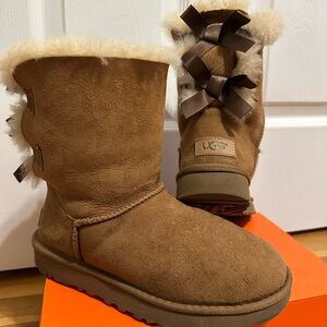 UGG Bailey Bow - Never worn